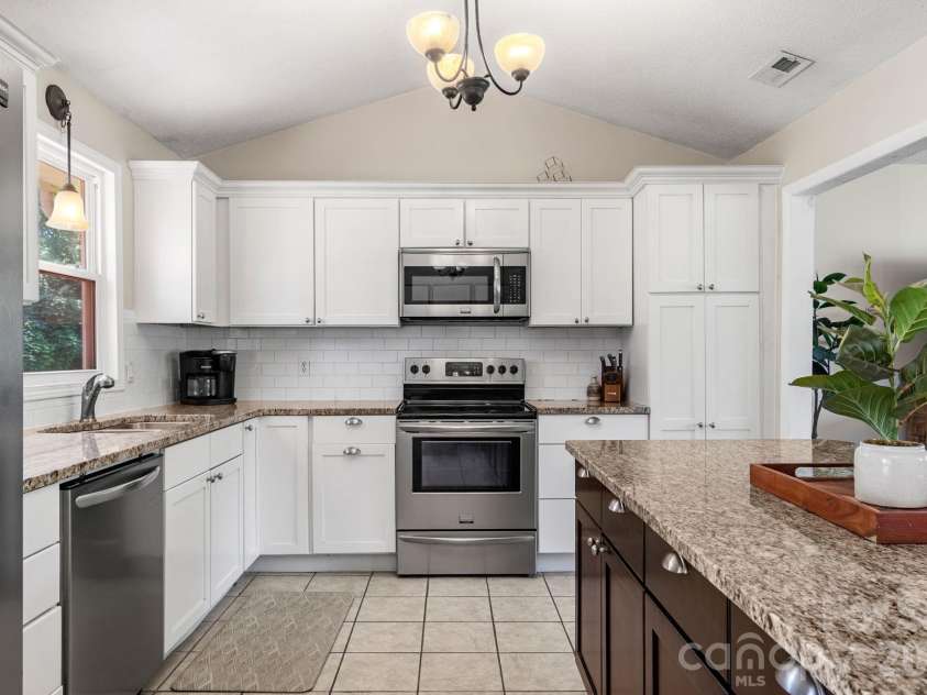 5225 Wolfe Road, Hickory, NC 28601.  MLS# CAR4406711, YatesRealty ID 41840. 