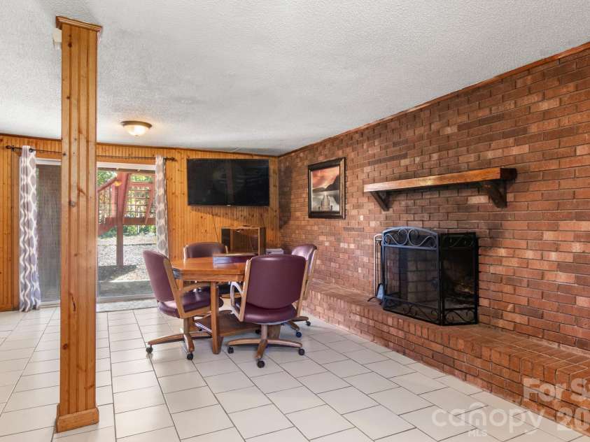 5225 Wolfe Road, Hickory, NC 28601.  MLS# CAR4406711, YatesRealty ID 41840. 