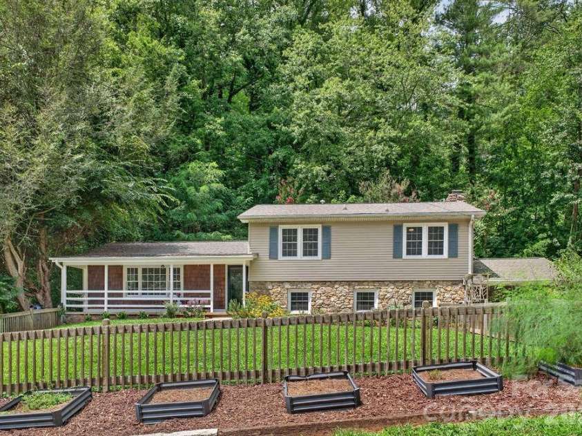 23 Clearbrook Road, Asheville, NC 28805.  MLS# CAR4412159, YatesRealty ID 41846. 