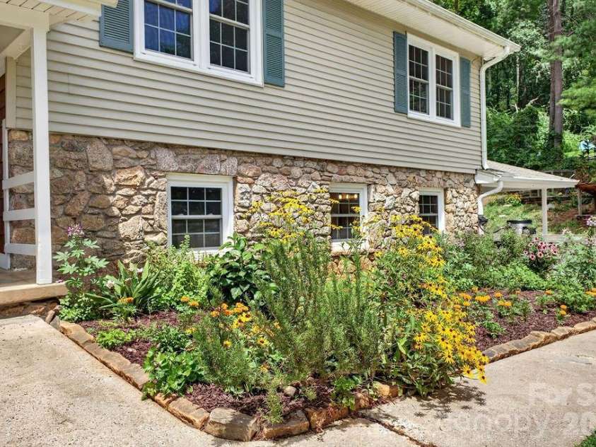 23 Clearbrook Road, Asheville, NC 28805.  MLS# CAR4412159, YatesRealty ID 41846. 