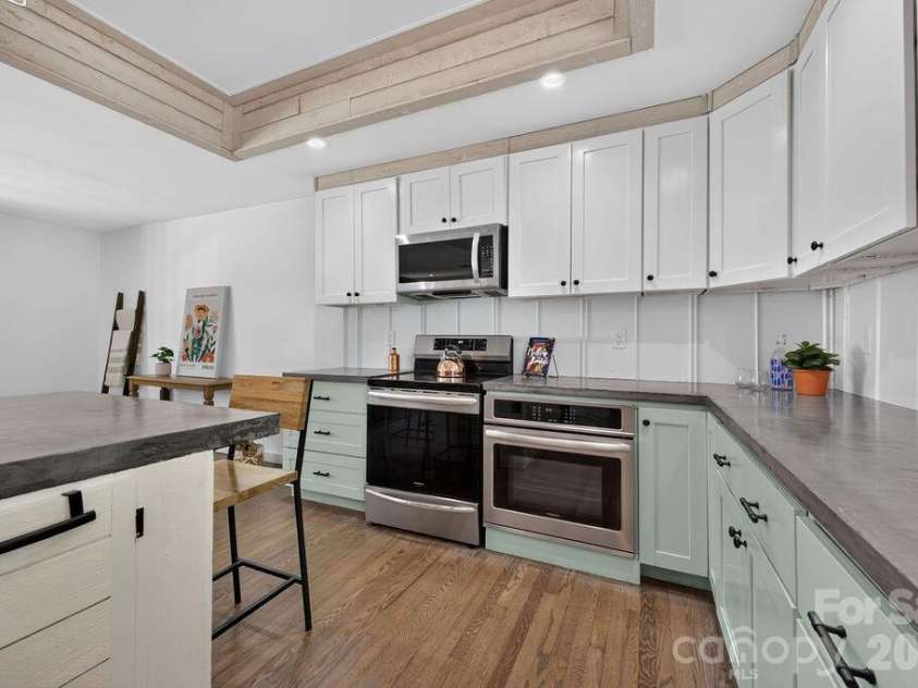 23 Clearbrook Road, Asheville, NC 28805.  MLS# CAR4412159, YatesRealty ID 41846. 