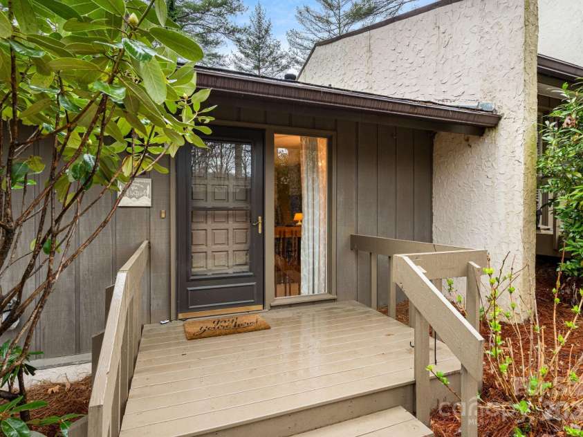 50 Dogwood Knob Lane, Sapphire, NC 28774.  MLS# CAR4242318, YatesRealty ID 4185. 