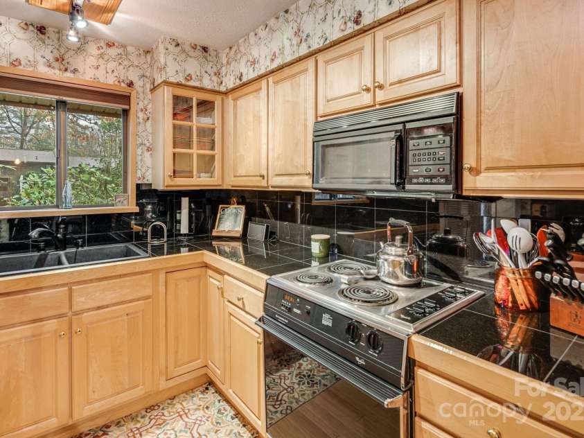 50 Dogwood Knob Lane, Sapphire, NC 28774.  MLS# CAR4242318, YatesRealty ID 4185. 