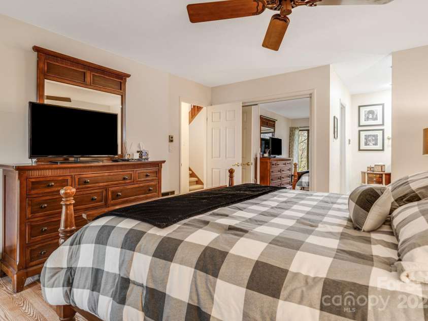 50 Dogwood Knob Lane, Sapphire, NC 28774.  MLS# CAR4242318, YatesRealty ID 4185. 