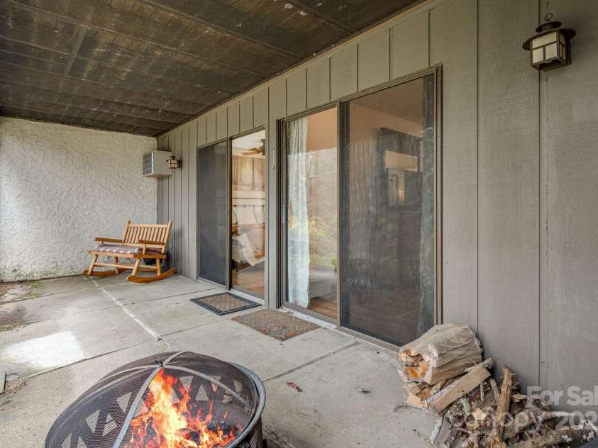 50 Dogwood Knob Lane, Sapphire, NC 28774.  MLS# CAR4242318, YatesRealty ID 4185. 