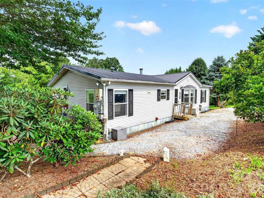 26 Sweet Briar Path Way, Hendersonville, NC 28792.  MLS# CAR4407470, YatesRealty ID 41850. 