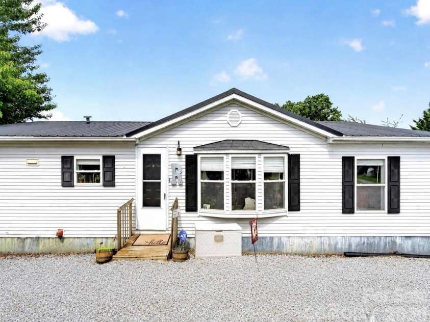 26 Sweet Briar Path Way, Hendersonville, NC 28792.  MLS# CAR4407470, YatesRealty ID 41850. 