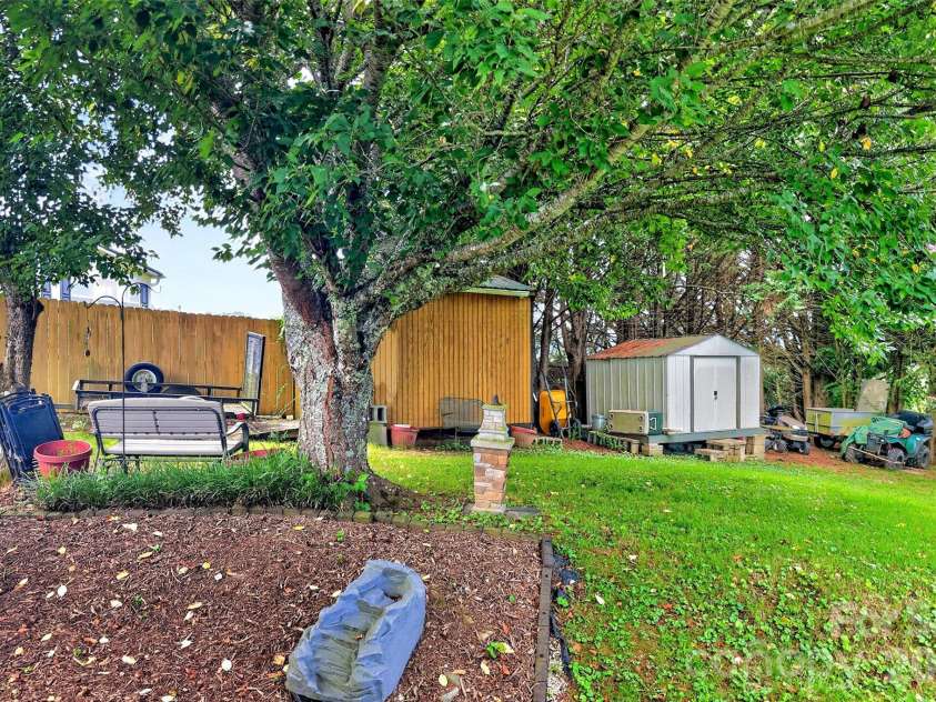 26 Sweet Briar Path Way, Hendersonville, NC 28792.  MLS# CAR4407470, YatesRealty ID 41850. 