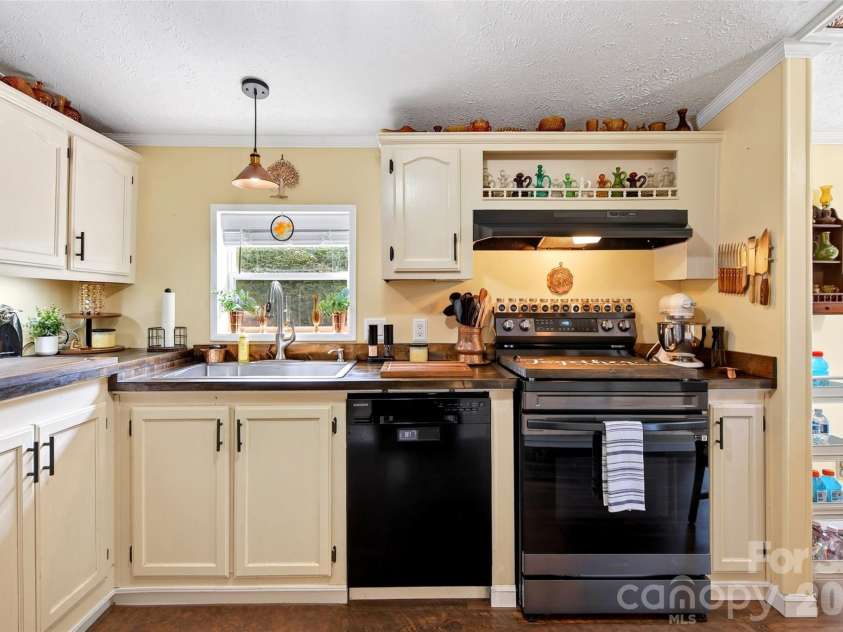 26 Sweet Briar Path Way, Hendersonville, NC 28792.  MLS# CAR4407470, YatesRealty ID 41850. 