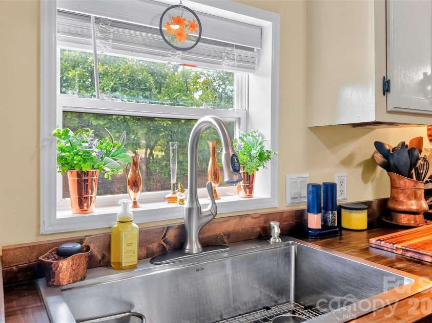 26 Sweet Briar Path Way, Hendersonville, NC 28792.  MLS# CAR4407470, YatesRealty ID 41850. 