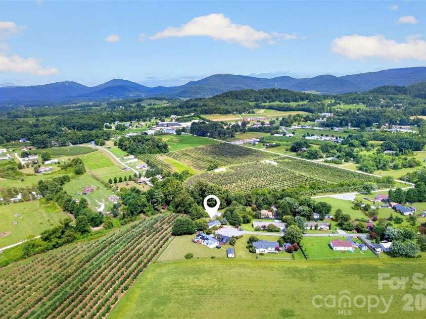 26 Sweet Briar Path Way, Hendersonville, NC 28792.  MLS# CAR4407470, YatesRealty ID 41850. 
