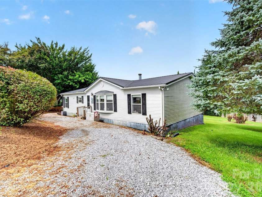 26 Sweet Briar Path Way, Hendersonville, NC 28792.  MLS# CAR4407470, YatesRealty ID 41850. 