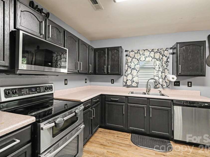 9423 Swallow Tail Lane, Charlotte, NC 28269.  MLS# CAR4371778, YatesRealty ID 41856. 