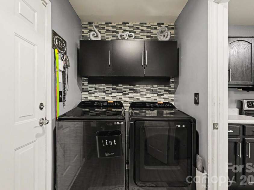 9423 Swallow Tail Lane, Charlotte, NC 28269.  MLS# CAR4371778, YatesRealty ID 41856. 
