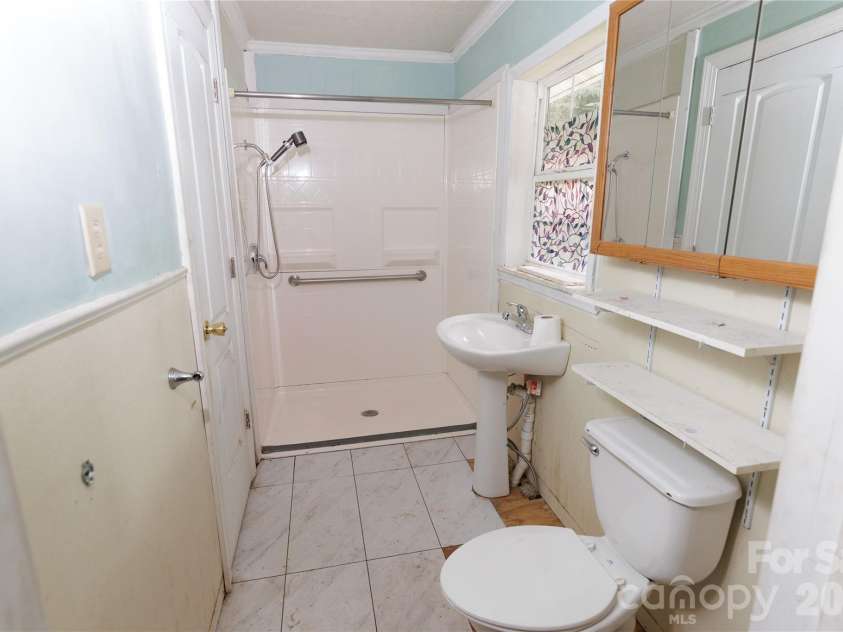 329 Finley Avenue, Lenoir, NC 28645.  MLS# CAR4409548, YatesRealty ID 41864. Full bath