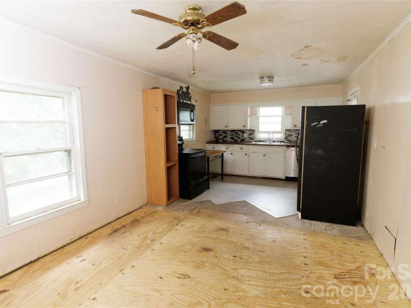 329 Finley Avenue, Lenoir, NC 28645.  MLS# CAR4409548, YatesRealty ID 41864. Kitchen