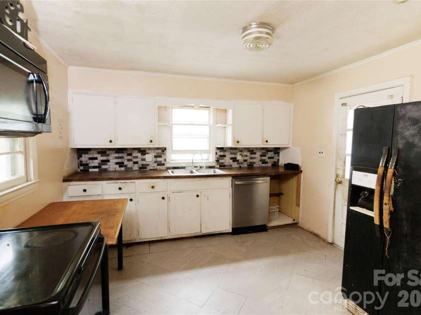 329 Finley Avenue, Lenoir, NC 28645.  MLS# CAR4409548, YatesRealty ID 41864. Kitchen