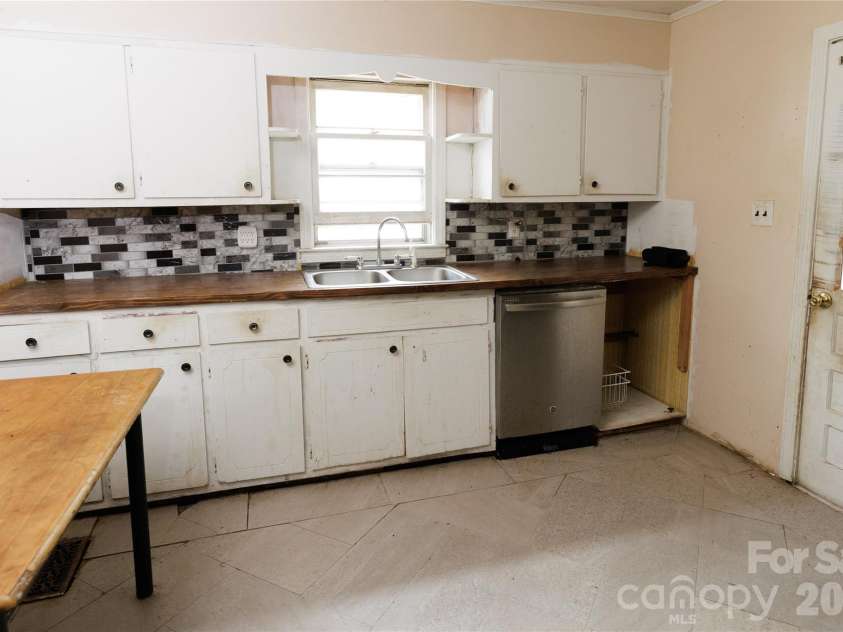329 Finley Avenue, Lenoir, NC 28645.  MLS# CAR4409548, YatesRealty ID 41864. Kitchen