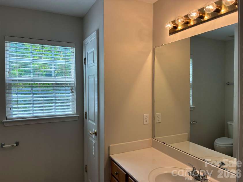 9309 Shrewsbury Drive, Waxhaw, NC 28173.  MLS# CAR4411991, YatesRealty ID 41866. Upper Hall Bathroom