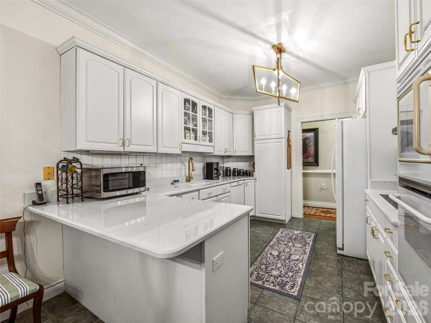 25 Clovelly Way, Asheville, NC 28803.  MLS# CAR4408337, YatesRealty ID 41871. 