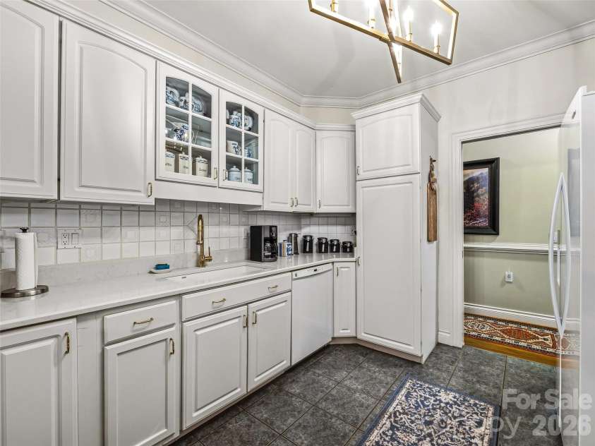 25 Clovelly Way, Asheville, NC 28803.  MLS# CAR4408337, YatesRealty ID 41871. 