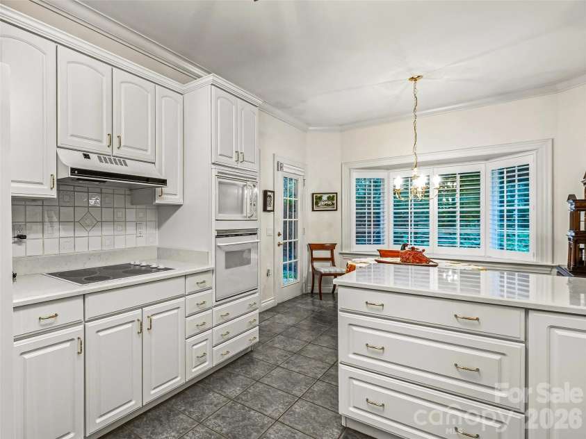 25 Clovelly Way, Asheville, NC 28803.  MLS# CAR4408337, YatesRealty ID 41871. 