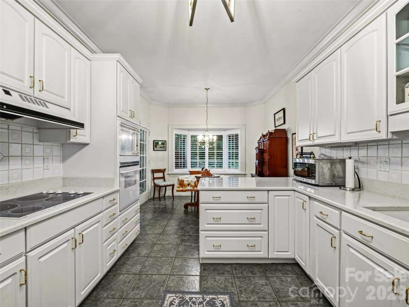 25 Clovelly Way, Asheville, NC 28803.  MLS# CAR4408337, YatesRealty ID 41871. 