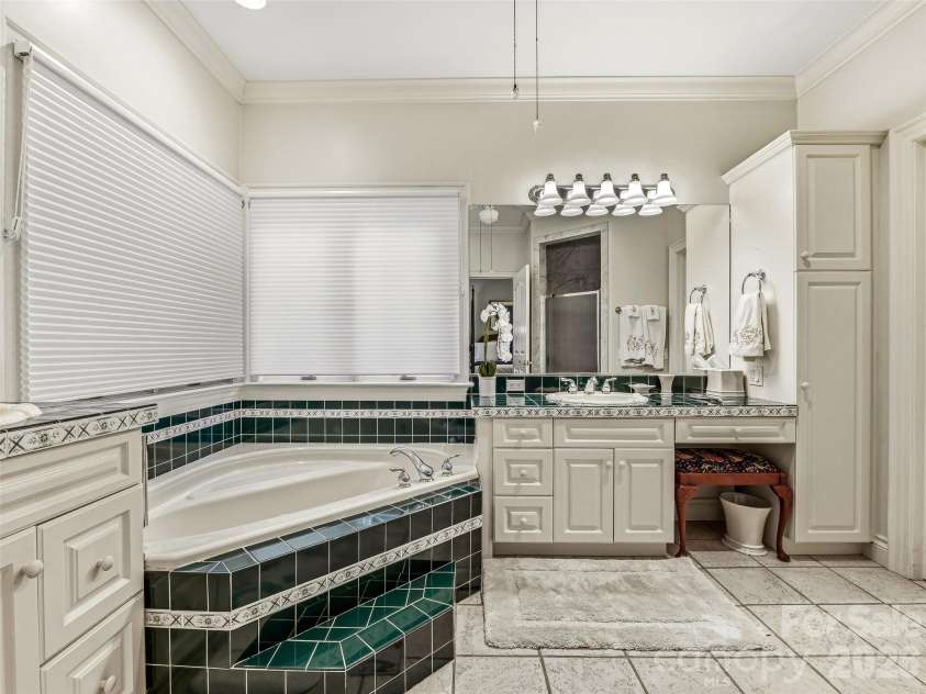 25 Clovelly Way, Asheville, NC 28803.  MLS# CAR4408337, YatesRealty ID 41871. 