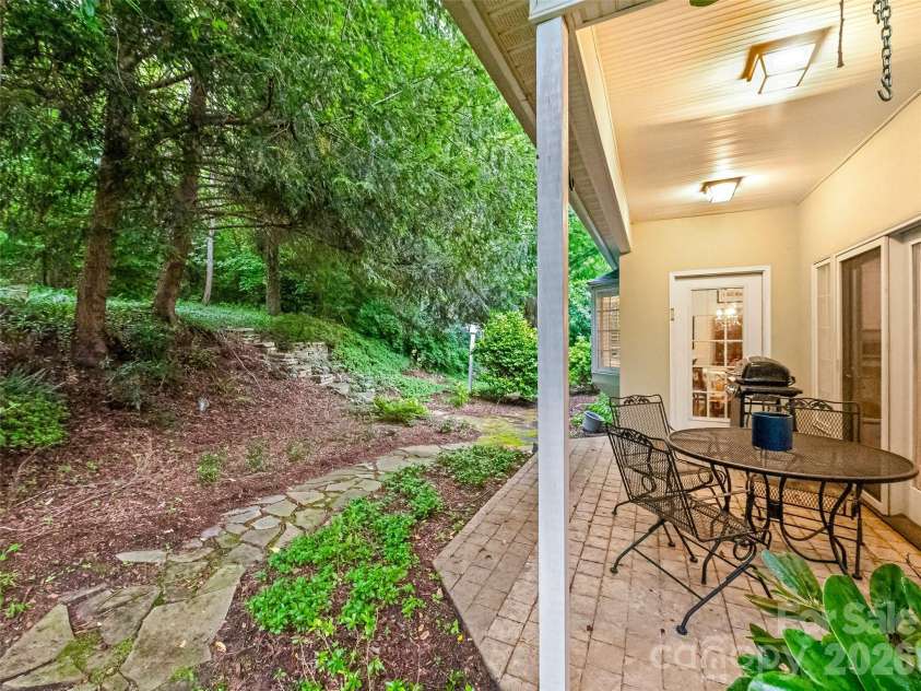 25 Clovelly Way, Asheville, NC 28803.  MLS# CAR4408337, YatesRealty ID 41871. 