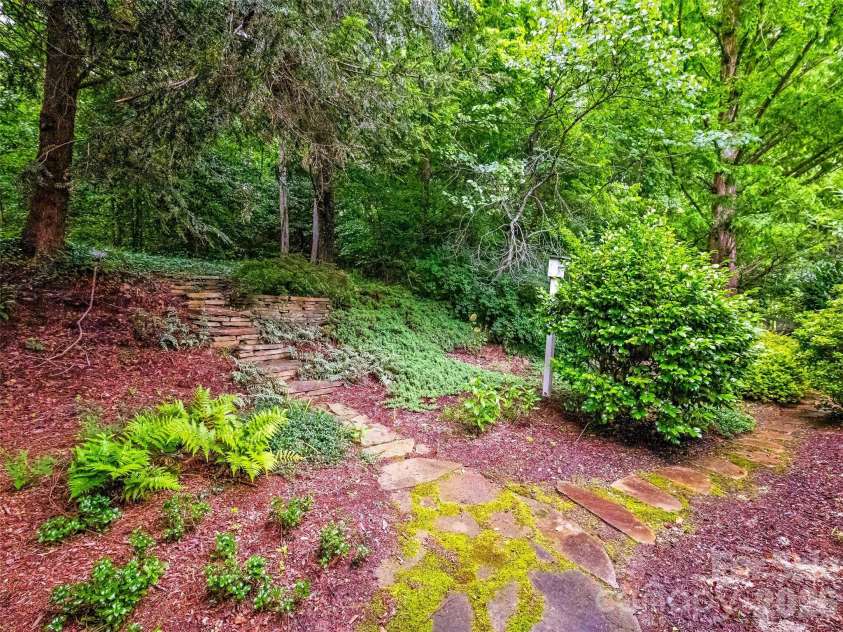 25 Clovelly Way, Asheville, NC 28803.  MLS# CAR4408337, YatesRealty ID 41871. 