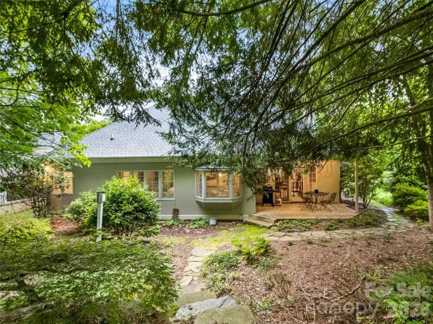 25 Clovelly Way, Asheville, NC 28803.  MLS# CAR4408337, YatesRealty ID 41871. 