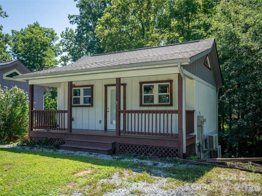 185 Duckworth Avenue, Brevard, NC 28712.  MLS# CAR4411616, YatesRealty ID 41874. 
