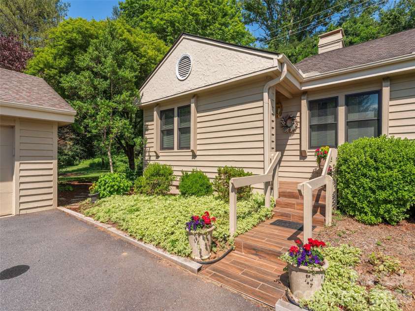 3201 Saint Augustine Place, Asheville, NC 28805.  MLS# CAR4395613, YatesRealty ID 41883. 