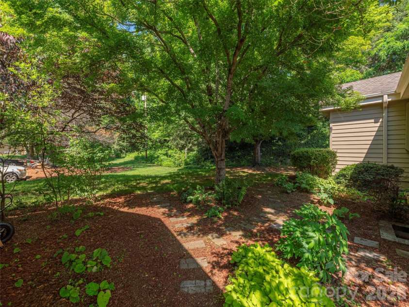 3201 Saint Augustine Place, Asheville, NC 28805.  MLS# CAR4395613, YatesRealty ID 41883. 