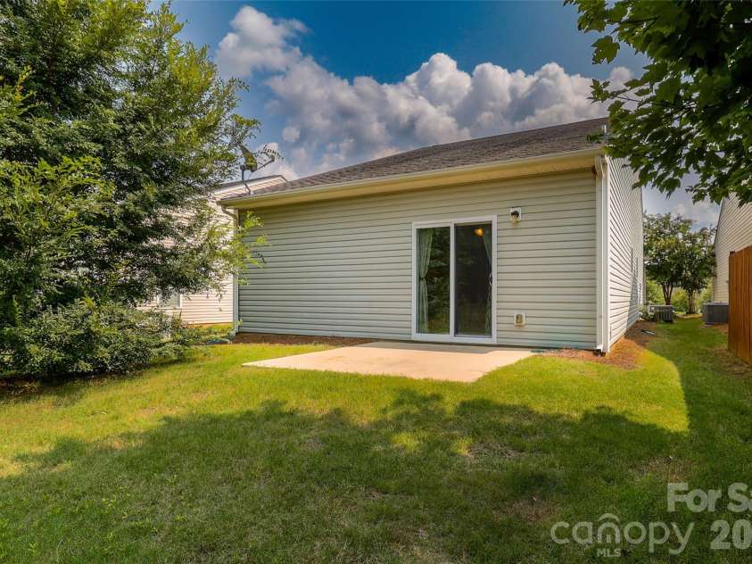 5061 Newport Lakes Drive, Rock Hill, SC 29732.  MLS# CAR4406565, YatesRealty ID 41887. 