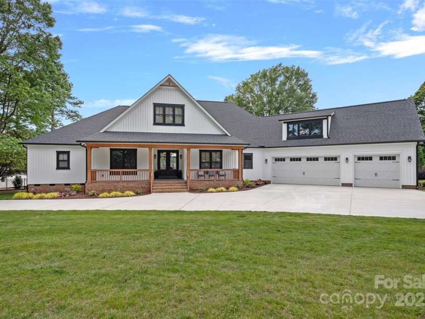 106 Beachview Drive, Mooresville, NC 28117.  MLS# CAR4228983, YatesRealty ID 4189. 