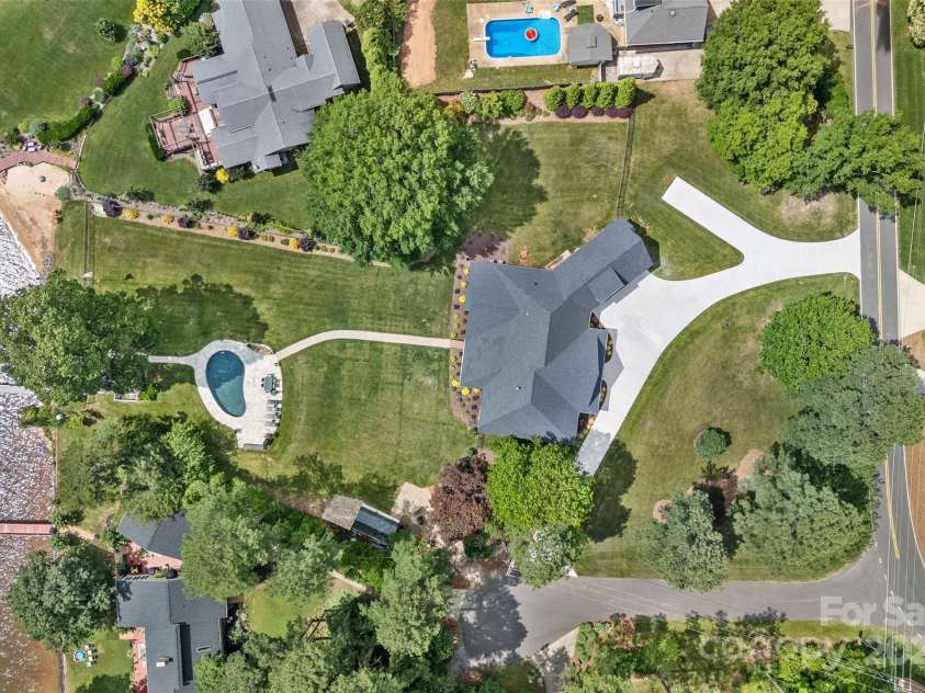 106 Beachview Drive, Mooresville, NC 28117.  MLS# CAR4228983, YatesRealty ID 4189. 