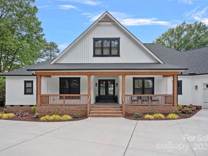 106 Beachview Drive, Mooresville, NC 28117.  MLS# CAR4228983, YatesRealty ID 4189. 