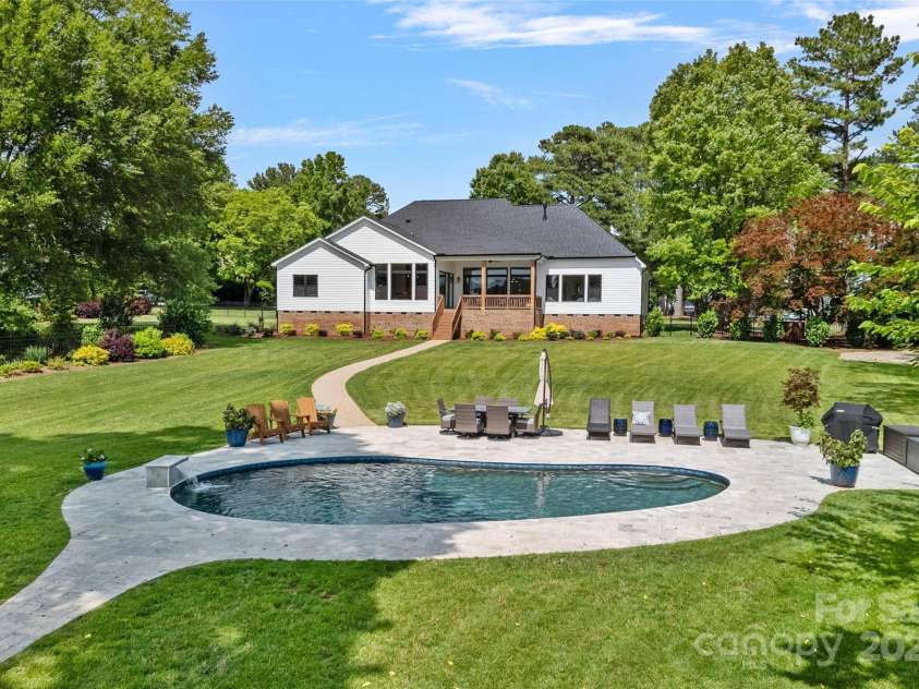 106 Beachview Drive, Mooresville, NC 28117.  MLS# CAR4228983, YatesRealty ID 4189. 