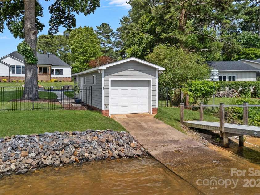 106 Beachview Drive, Mooresville, NC 28117.  MLS# CAR4228983, YatesRealty ID 4189. 
