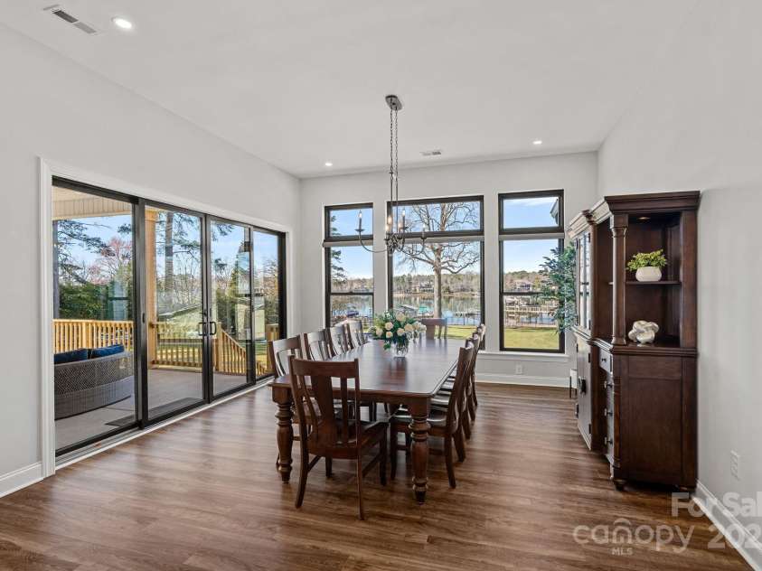 106 Beachview Drive, Mooresville, NC 28117.  MLS# CAR4228983, YatesRealty ID 4189. Bright Dining Area Overlooking the Lake