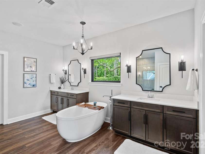 106 Beachview Drive, Mooresville, NC 28117.  MLS# CAR4228983, YatesRealty ID 4189. Comfortable soaking bathtub