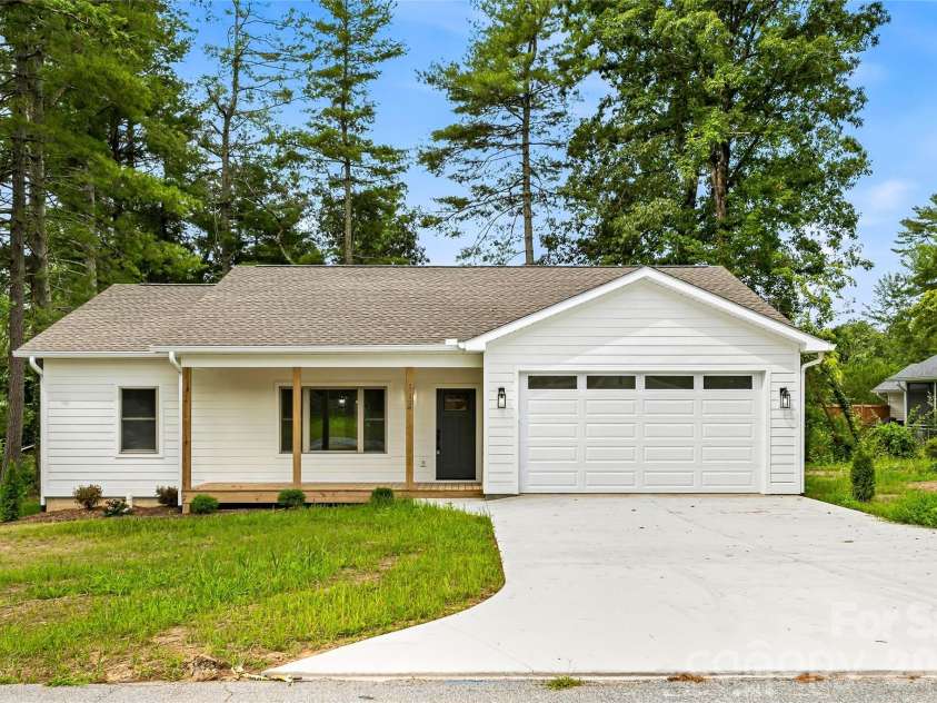 334 Woodland Drive, Hendersonville, NC 28792.  MLS# CAR4407345, YatesRealty ID 41891. 