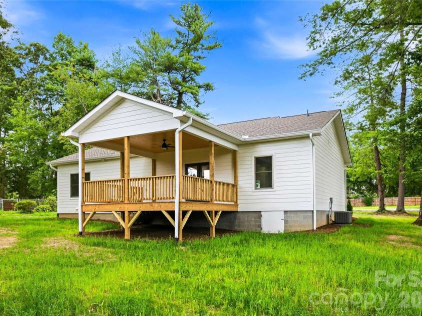 334 Woodland Drive, Hendersonville, NC 28792.  MLS# CAR4407345, YatesRealty ID 41891. 