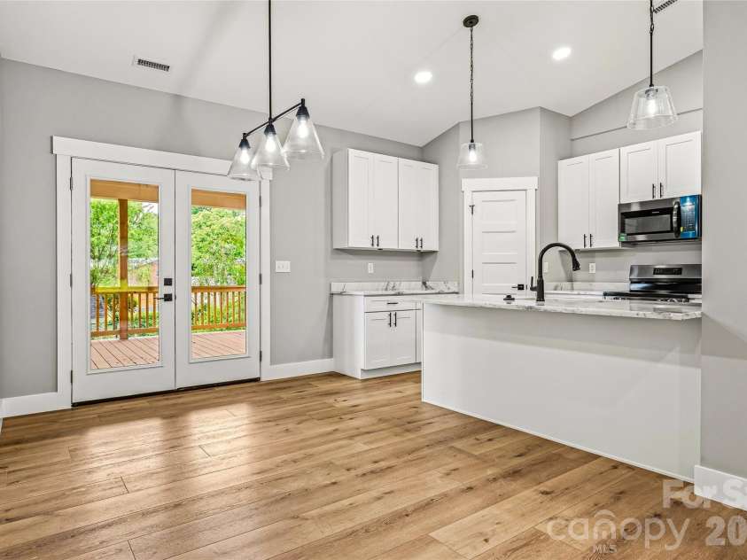 334 Woodland Drive, Hendersonville, NC 28792.  MLS# CAR4407345, YatesRealty ID 41891. 