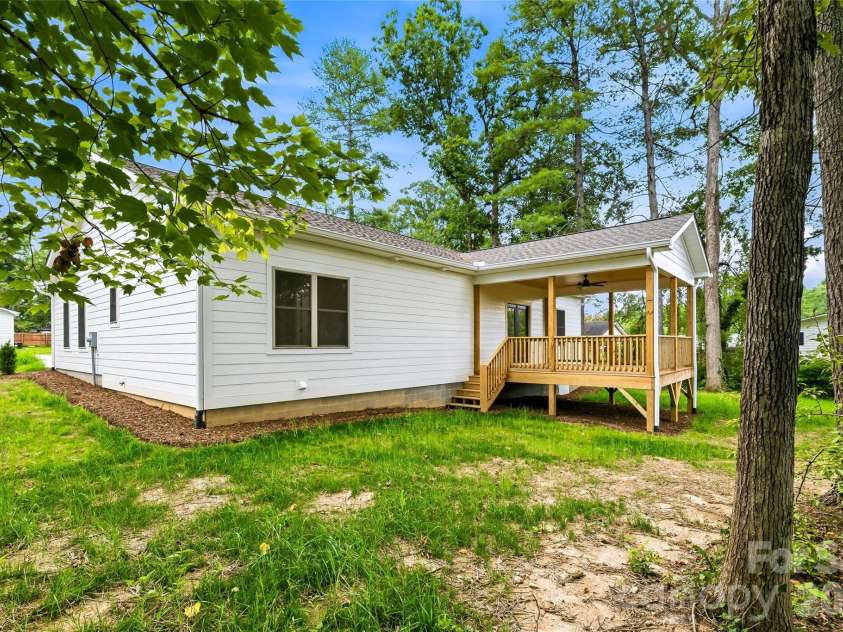 334 Woodland Drive, Hendersonville, NC 28792.  MLS# CAR4407345, YatesRealty ID 41891. 