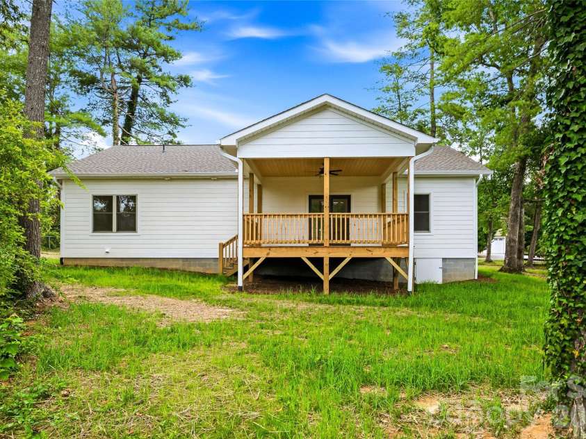 334 Woodland Drive, Hendersonville, NC 28792.  MLS# CAR4407345, YatesRealty ID 41891. 