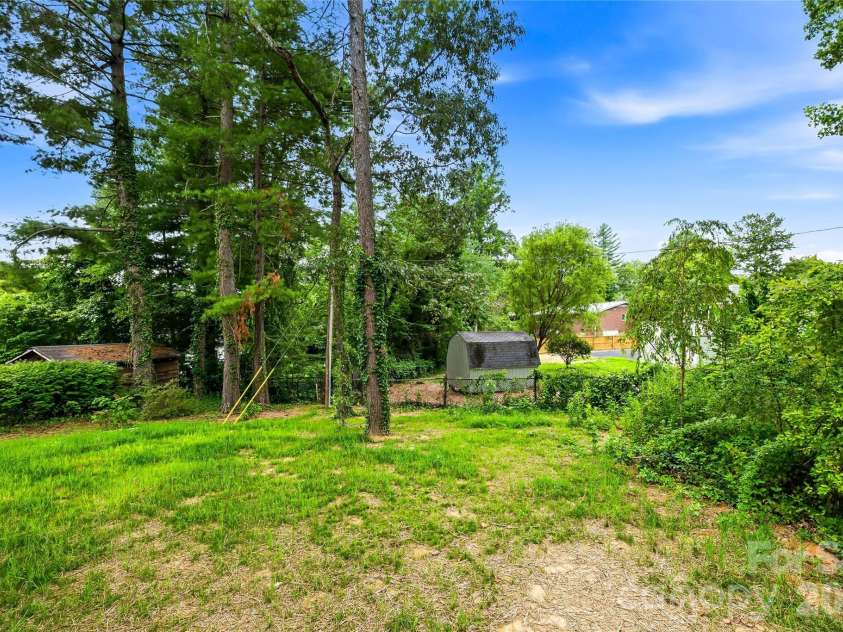 334 Woodland Drive, Hendersonville, NC 28792.  MLS# CAR4407345, YatesRealty ID 41891. 