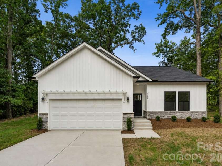 1004 Oak Hill Drive, Monroe, NC 28112.  MLS# CAR4408490, YatesRealty ID 41893. 