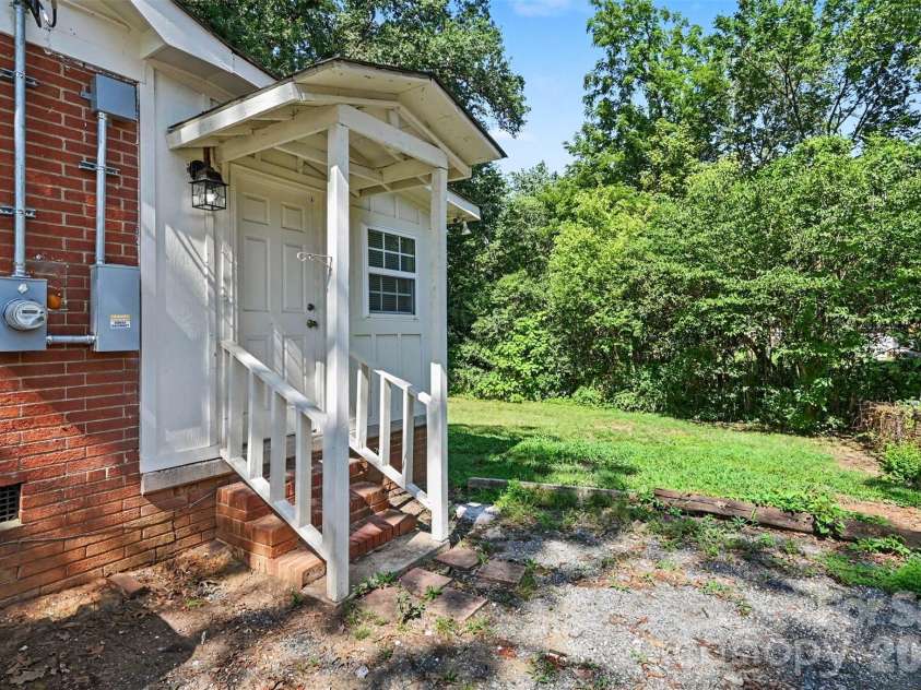 4421 Knollcrest Drive, Charlotte, NC 28208.  MLS# CAR4409172, YatesRealty ID 41894. 